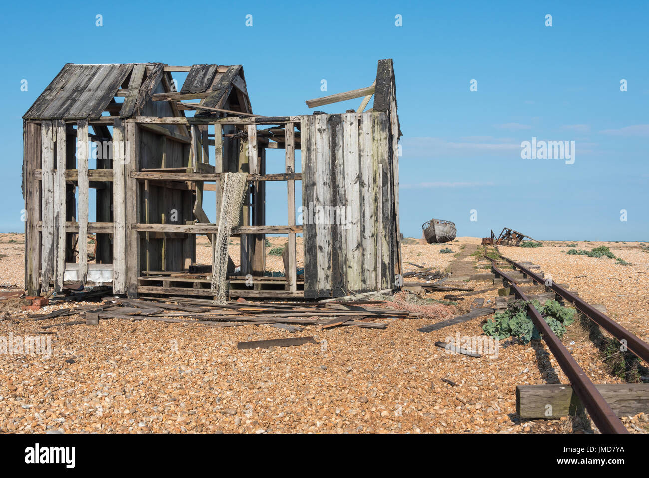 Altes Fischerboot und Schuppen in Stücke fallen Stockfoto