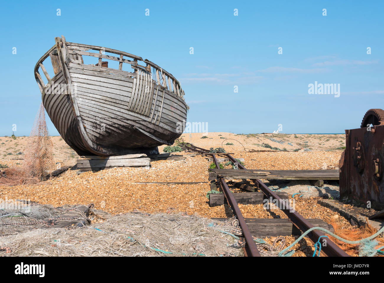 Alte hölzerne Angelboot/Fischerboot am Strand in Stücke fallen Stockfoto