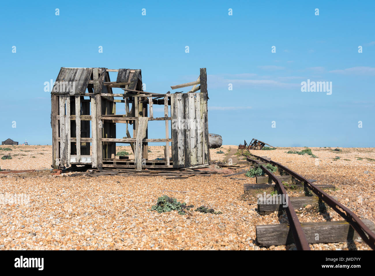 Alte hölzerne Boot Fischerboot und einem Schuppen fallen in Schutt und Asche. Stockfoto
