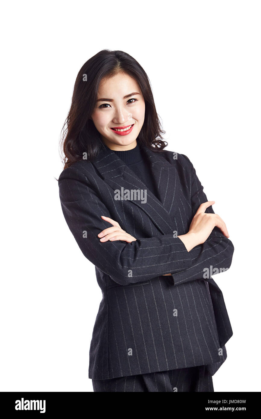Studio-Porträt der jungen asiatischen Geschäftsfrau in Abendgarderobe, Arme gekreuzt, isolierten auf weißen Hintergrund. Stockfoto