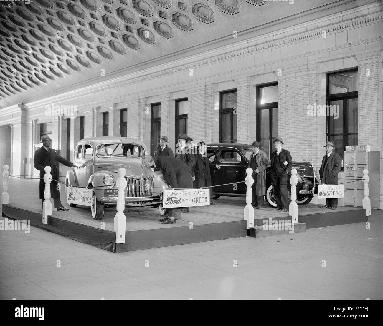 Ford Motor Company Anzeigen neuer Automobile, Union Station, Washington DC, USA, Harris & Ewing, November 1938 Stockfoto