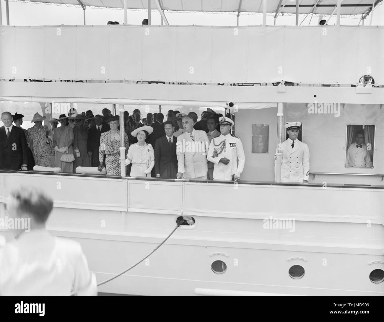 First Lady Eleanor Roosevelt, Königin Elizabeth und König George von Großbritannien und US-Präsident Franklin d. Roosevelt an Bord Schiff, Washington DC, USA, Harris & Ewing, Juni 1939 Stockfoto