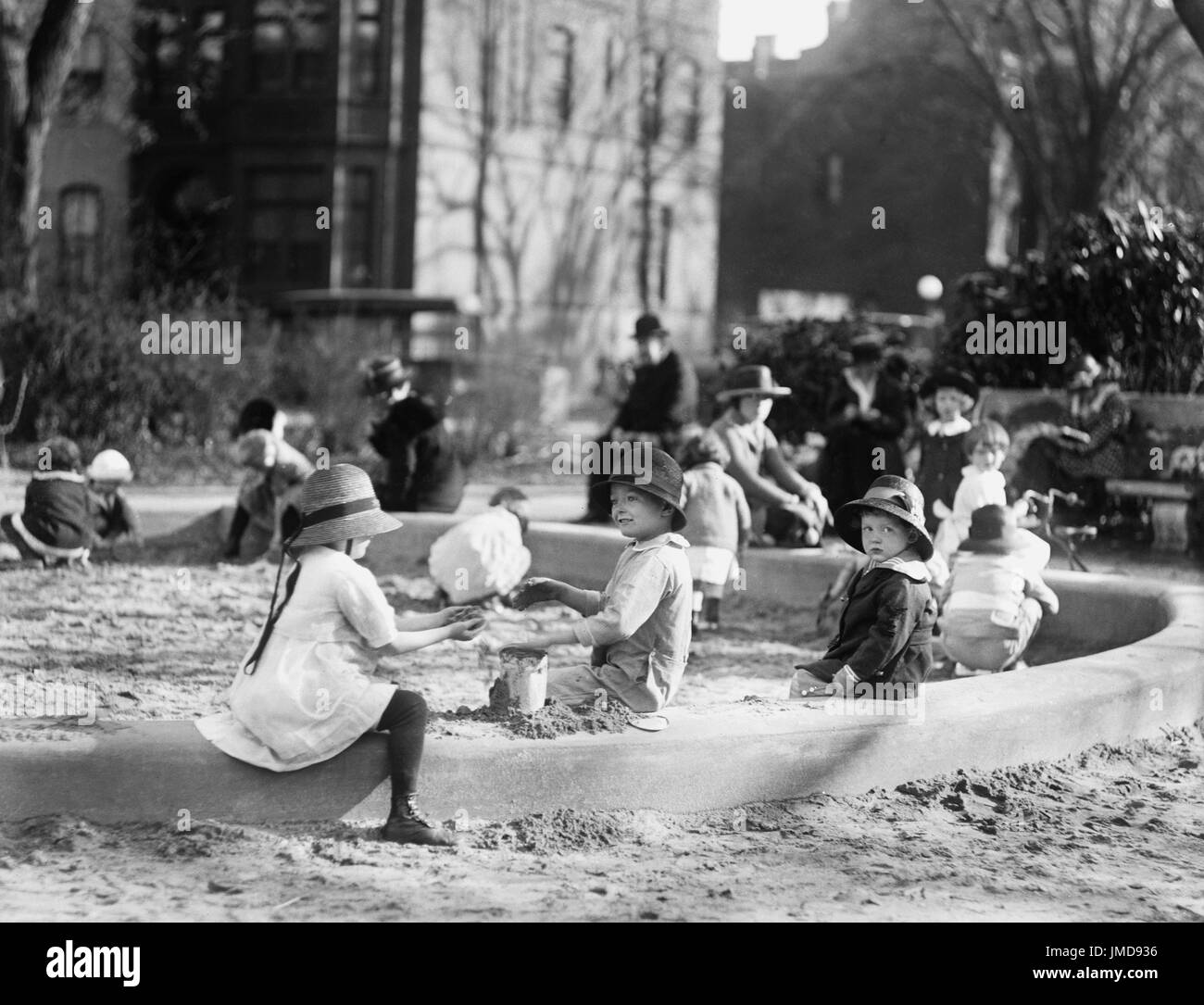 Kinder spielen im Sandkasten, Harris & Ewing, 1920 Stockfoto