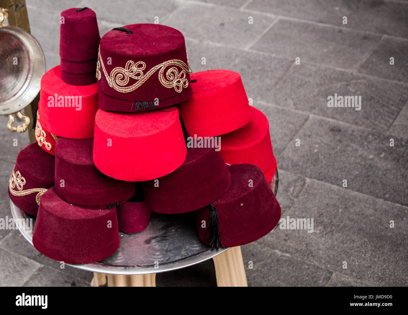 Haufen von türkischen Fez, traditionellen osmanischen Hut Stockfoto