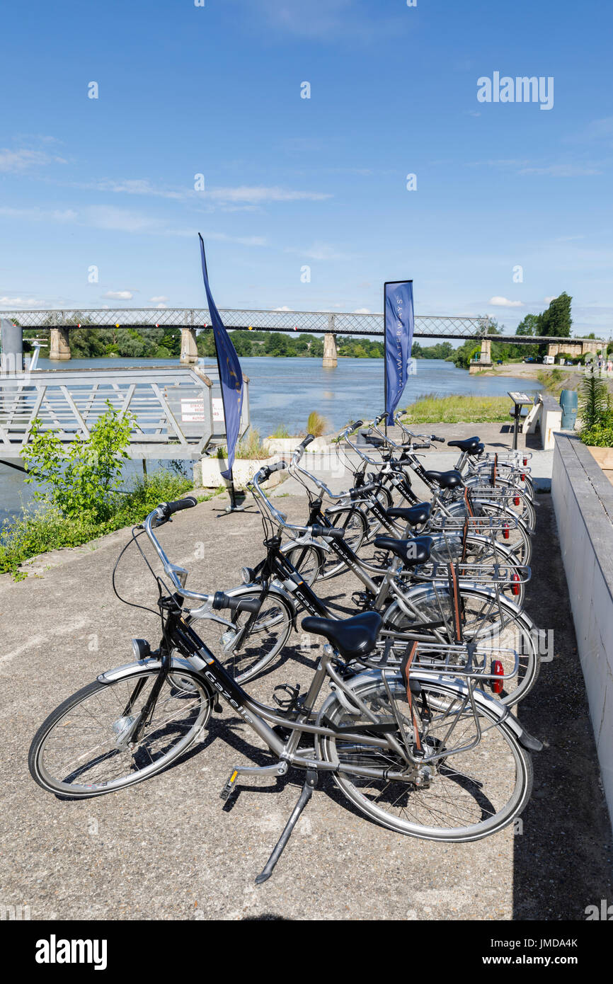 Reihe von abgestellten Fahrrädern für Touristen von der Garonne, Cadillac, eine Gemeinde im Département Gironde in der Nouvelle-Aquitaine, Südwest-Frankreich Stockfoto