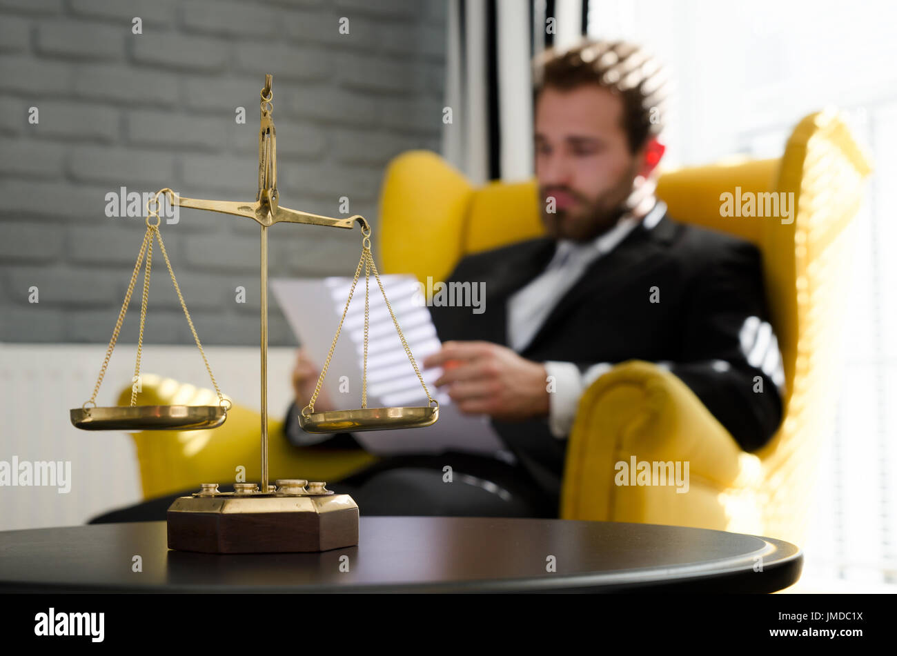 Waage der Gerechtigkeit, Rechtsanwalt im Hintergrund. Rechtsanwalt Dokument Vereinbarung Rechtsanwalt skaliert Behörde Hintergrund-Balance-Konzept Stockfoto