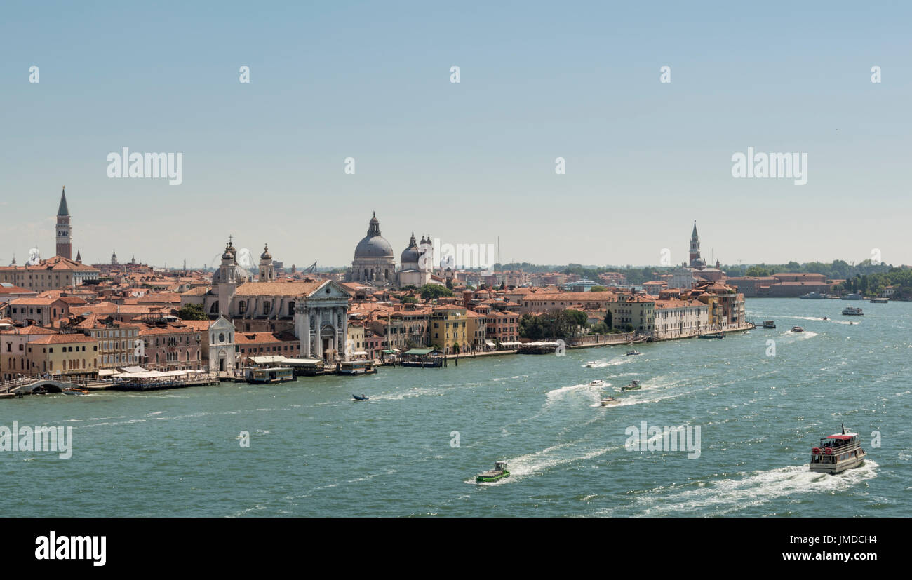 Blick über den Canale della Giudecca, größte Wasserstraße Venedigs. Stockfoto