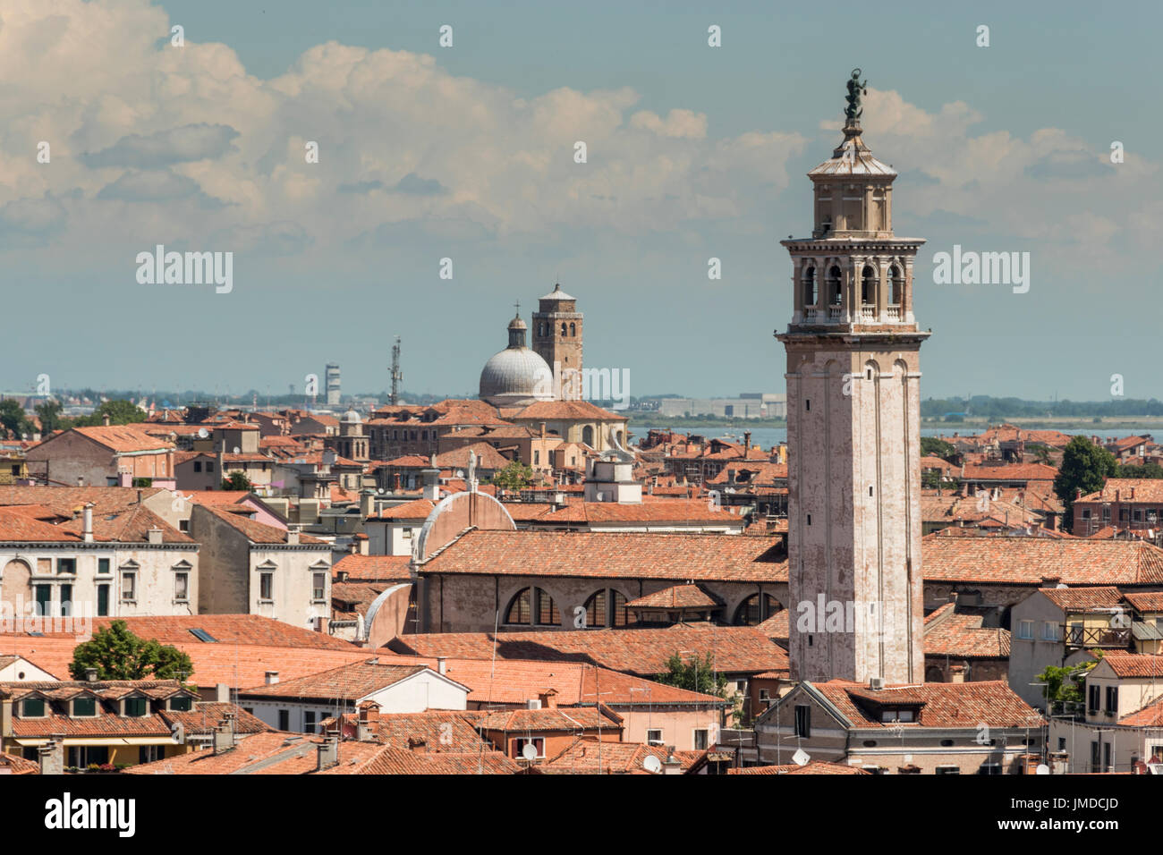 Blick von der Dachterrasse der bunten Gebäude von Venedig Stockfoto