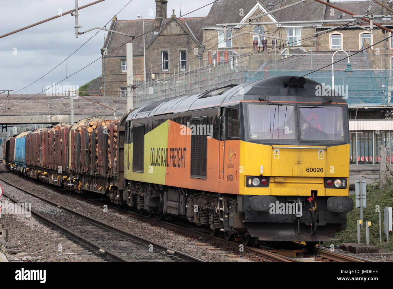 Klasse 60 dieselelektrische Lokomotive in Colas Rail Livree, mit einem Holz-Zug passieren Carnforth auf der West Coast Main Line. Stockfoto