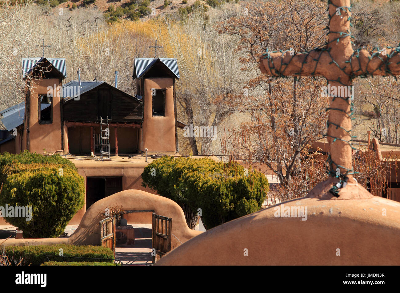 Das historische El Santuario De Chimayo ist ein wichtiger Punkt von Interesse für die Touristen entlang der wunderschönen High Road nach Taos unterwegs im Norden von New Mexico Stockfoto