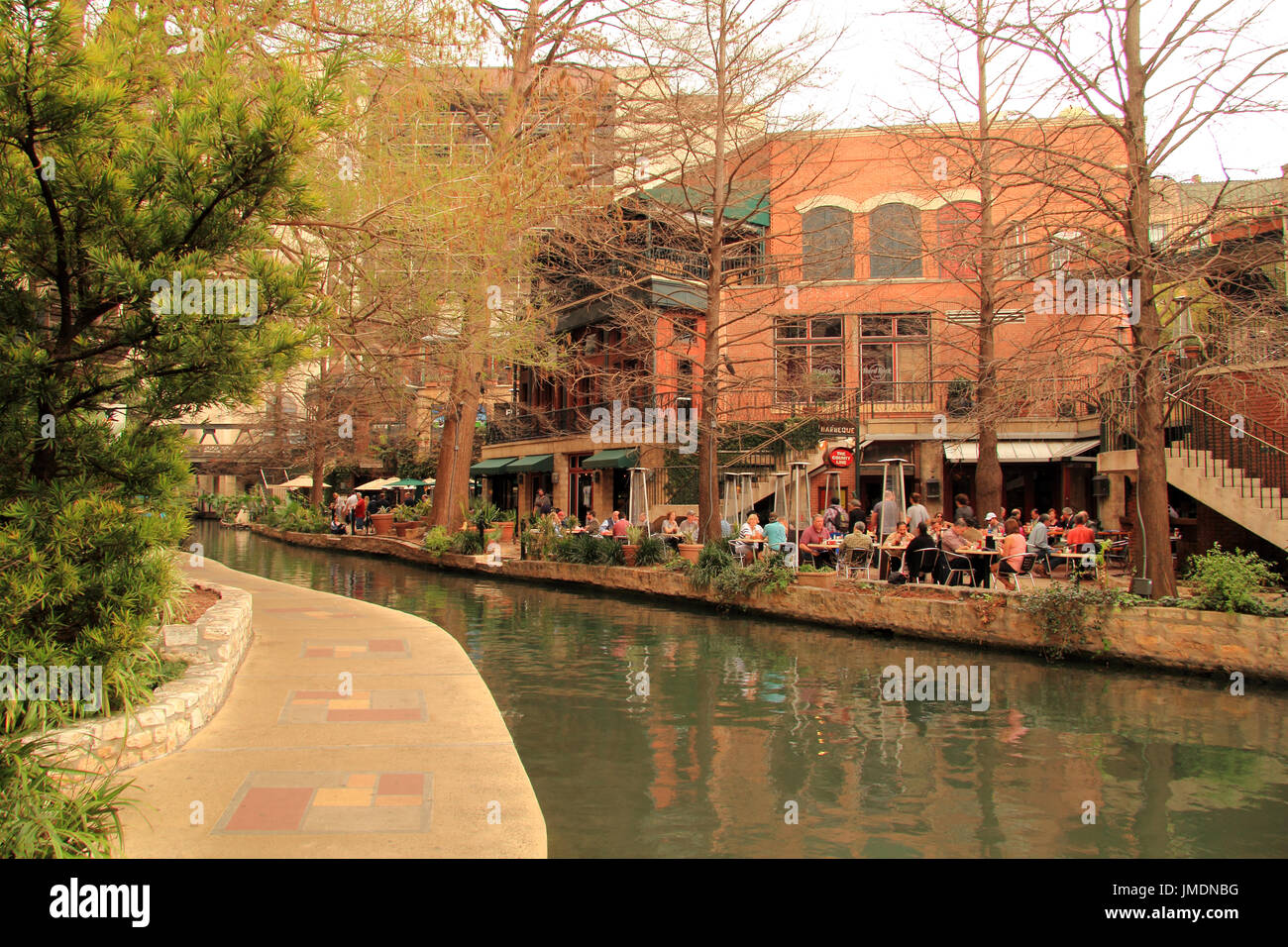 Riverwalk, mit seinen zahlreichen Hotels und Restaurants, ist ein einladender Ort für Einheimische und Touristen, die in San Antonio im US-Staat Texas Stockfoto