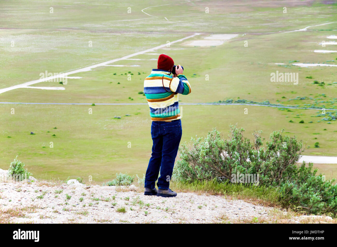 Ein Mann in einem hellen Pullover eine Utah Landschaft zu fotografieren. Stockfoto