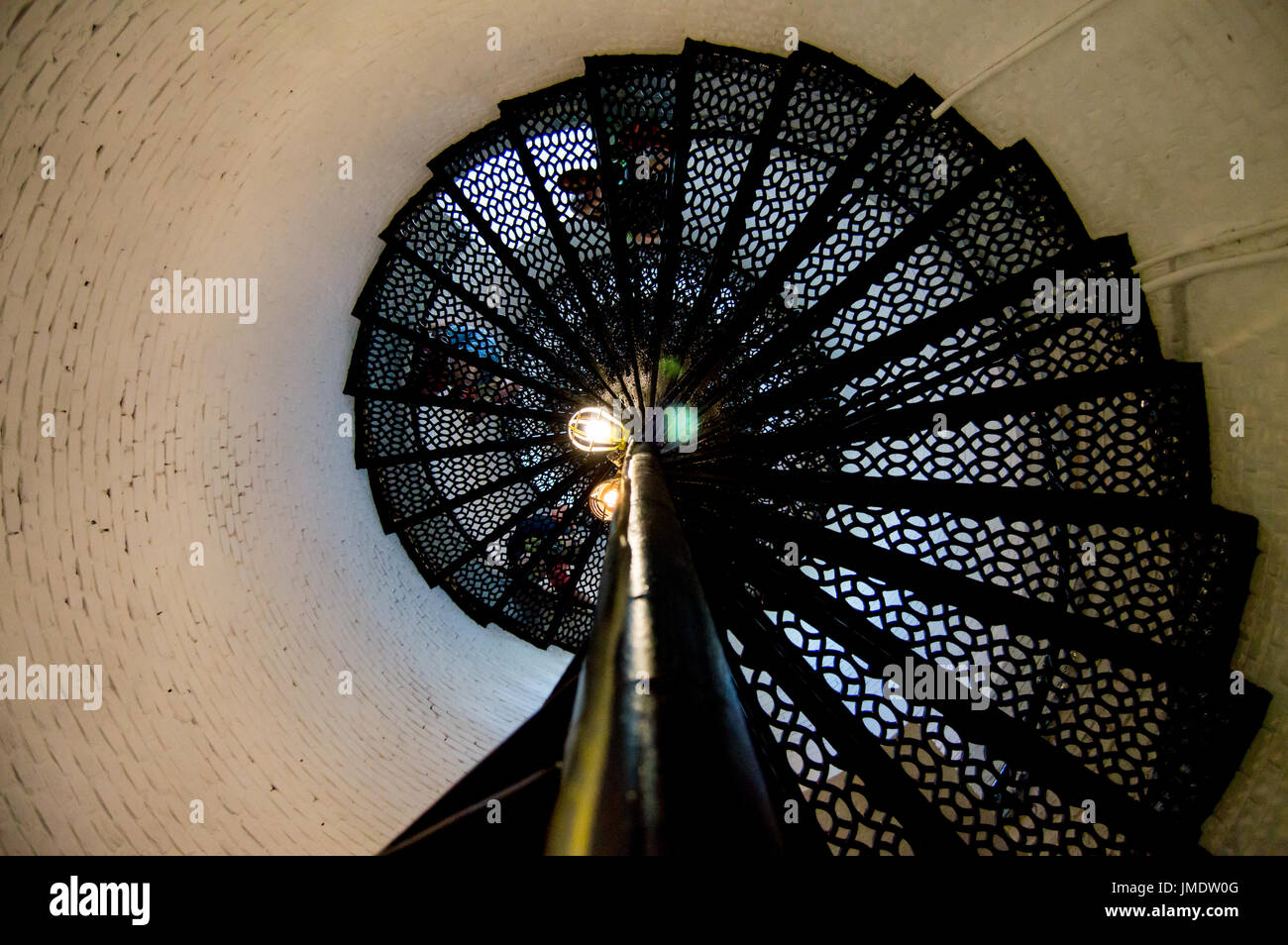 Zwei Frauen Toursit Treppensteigen Pensacola Leuchtturm von unten. Stockfoto