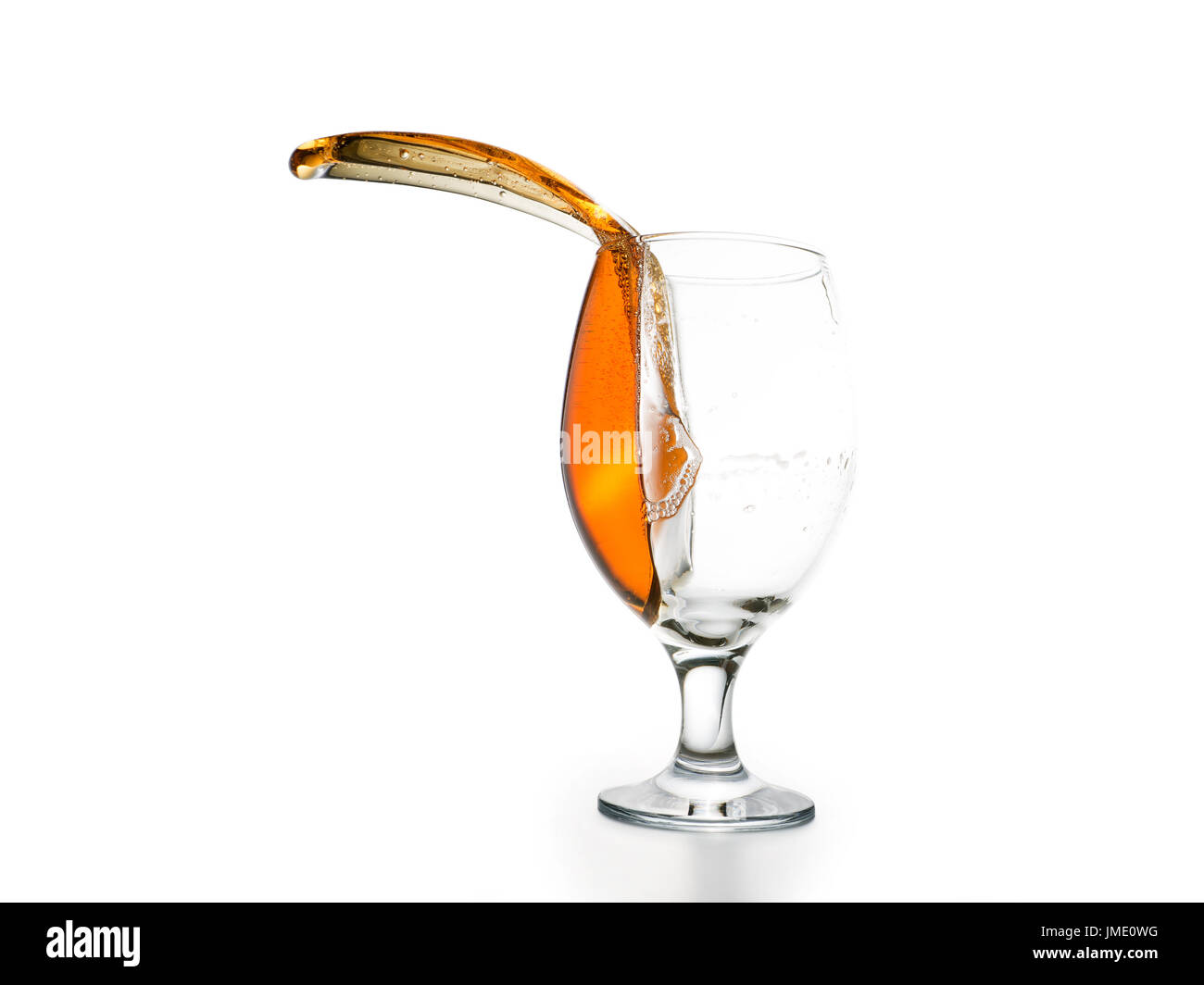 Goldene Bier in das Glas Spritzen. In weiß, Clipping-Pfad enthalten isoliert Stockfoto