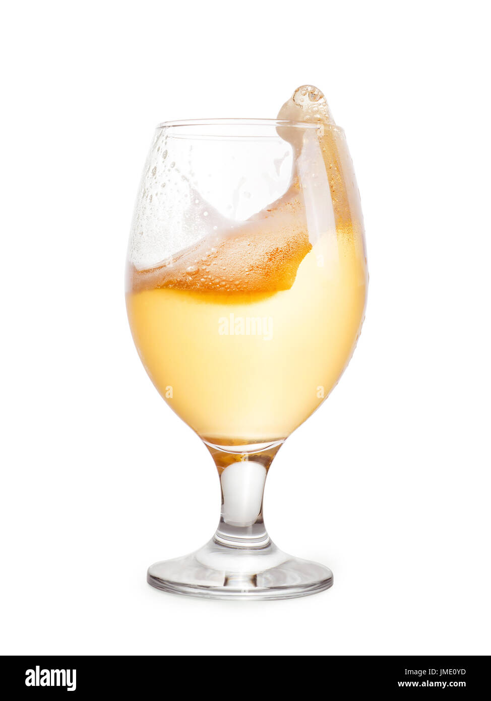 Spritzer helles Bier ins Glas. Isoliert auf weißem, Clipping-Pfad enthalten Stockfoto