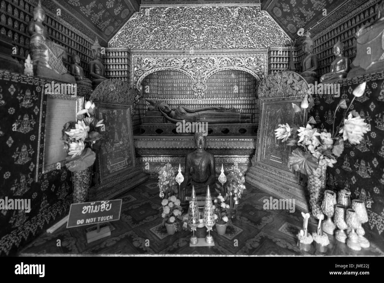 Schwarz / weiß Bild der zurückgelehnten Buddha und andere Bilder innerhalb Wat Xieng Thong, buddhistische Tempel befindet sich in der Stadt Luang Prabang, Laos. Stockfoto