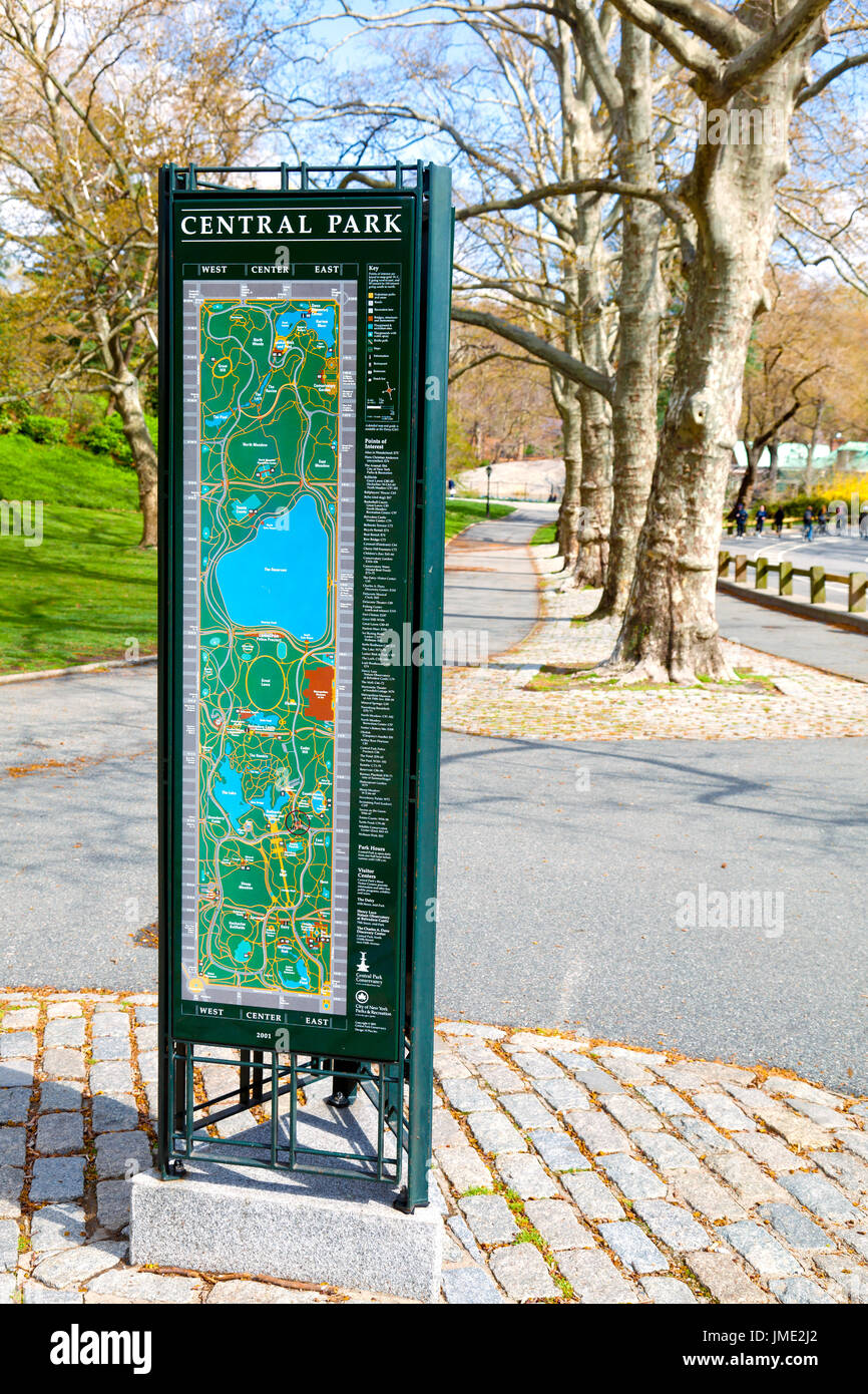 Central Park in New York City - Karte Kiosk zur Selbsthilfe Sehenswürdigkeiten im Park zu finden Stockfoto