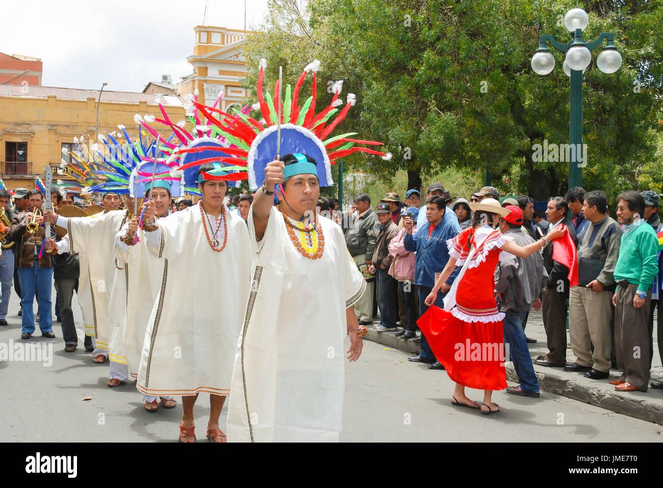 Bolivianische Künstler in bunten Trachten feiern Plurinationaler Staat Stiftung Tag, La Paz, Bolivien, Südamerika Stockfoto