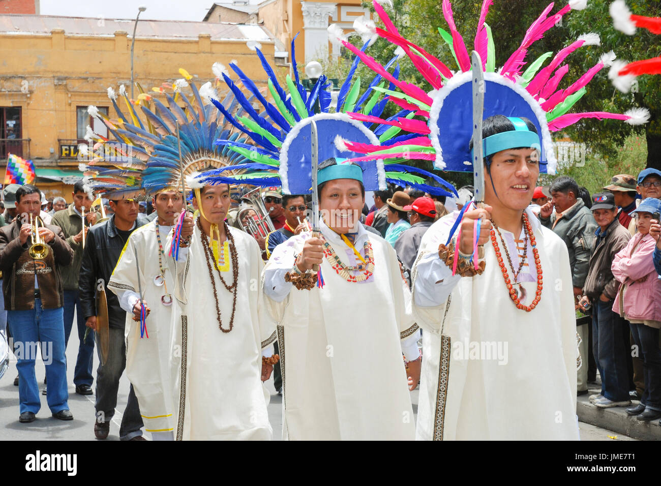 Bolivianische Künstler in bunten Trachten feiern Plurinationaler Staat Stiftung Tag, La Paz, Bolivien, Südamerika Stockfoto