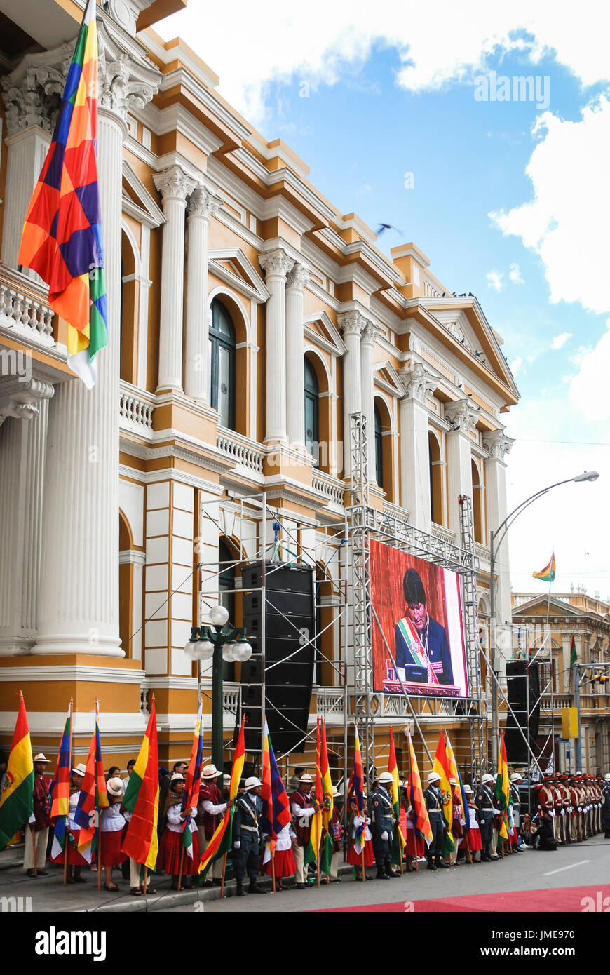 Evo Morales, Präsident von Bolivien, ist in einem großen Bildschirm gesehen, als er eine Rede bei der Feier der Gründungstag Plurinationaler Staat gibt, Stockfoto