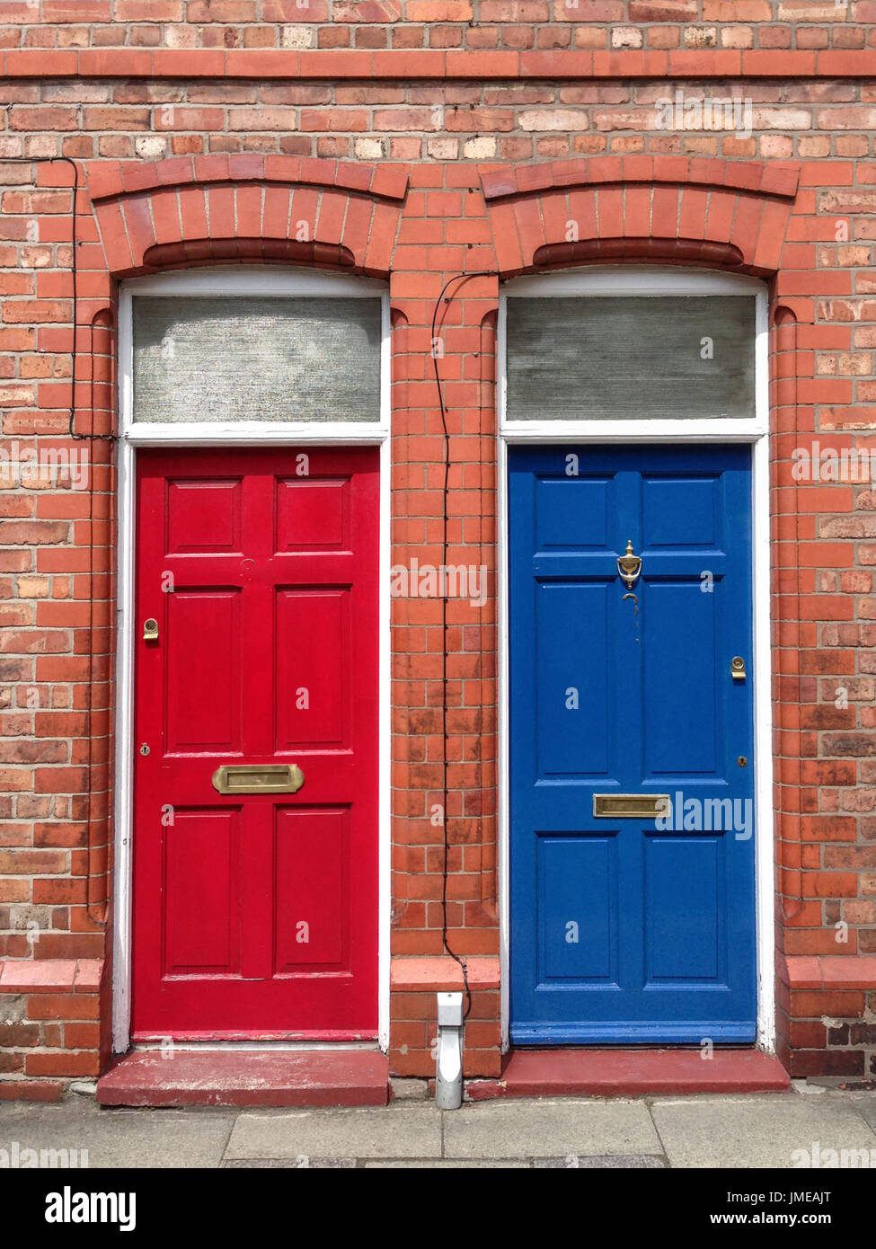 Ein paar traditionelle englische Türen hintereinander zu Hause Anordnung in Chester, England mit hell gegenüber Farben Stockfoto