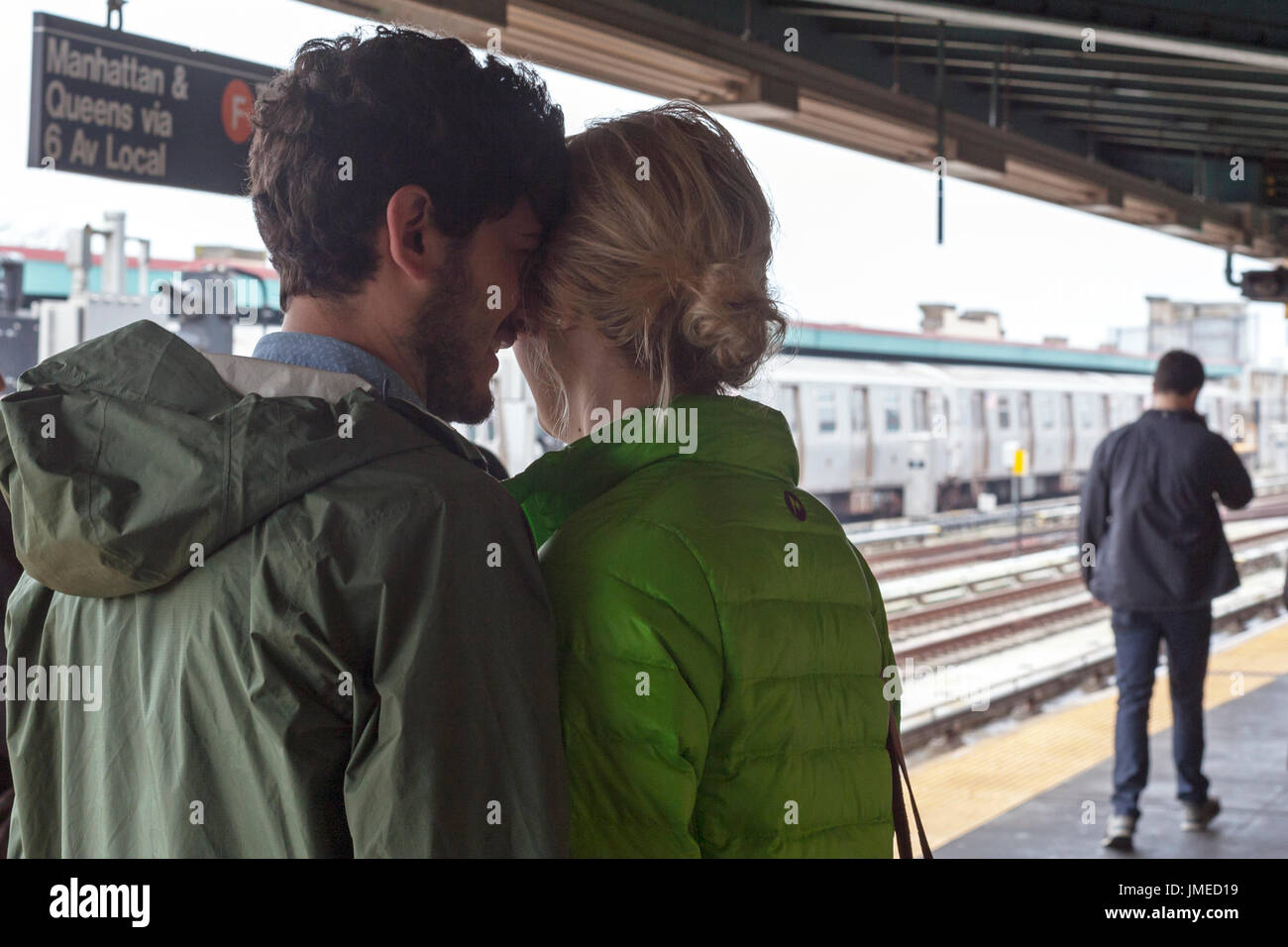 Ein Mann und eine Frau teilen sich ein Moment der Zuneigung in New York City. Stockfoto