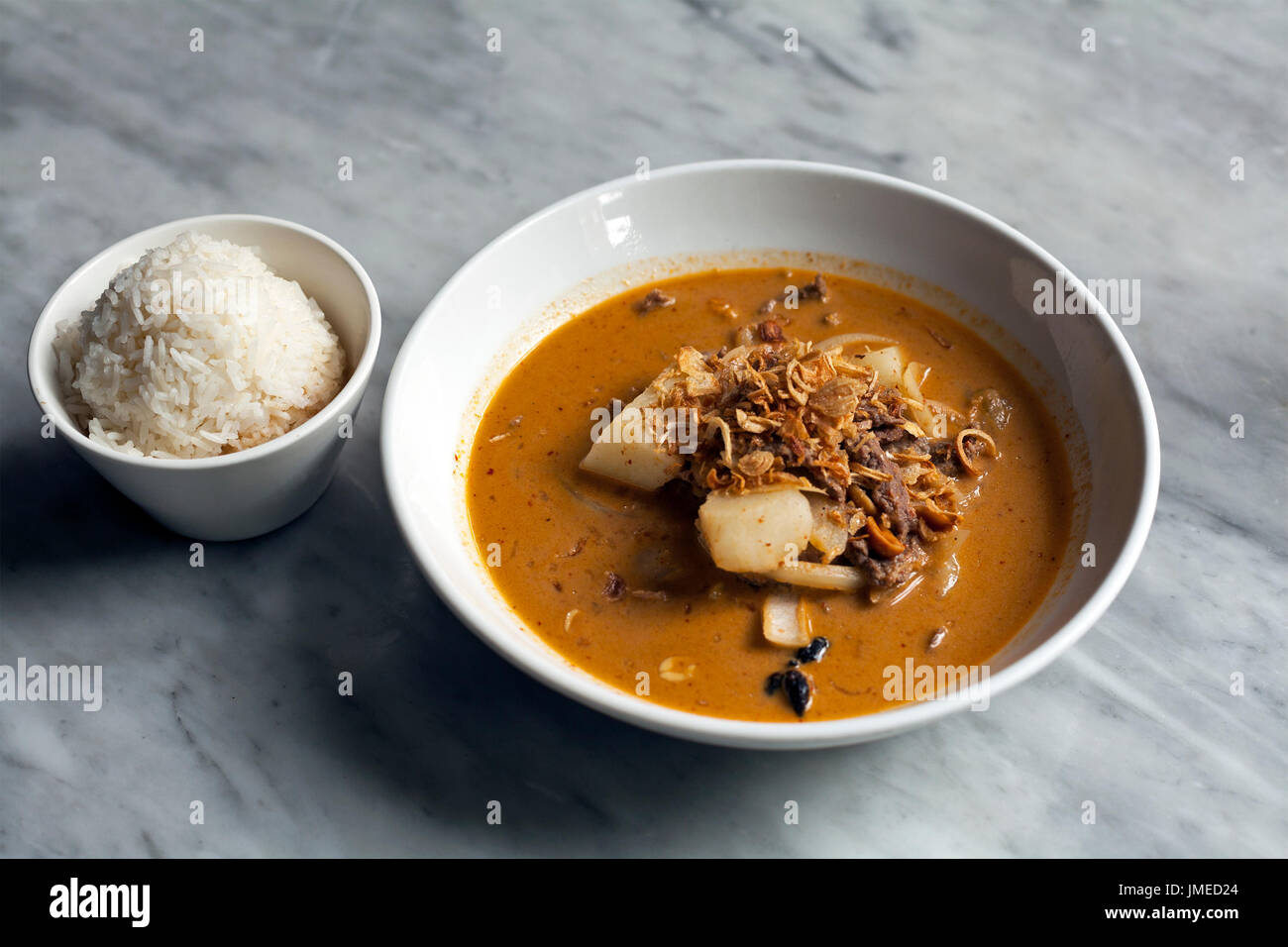 Ein Mittagessen der Massaman Curry und Reis ist auf dem Tisch. Stockfoto