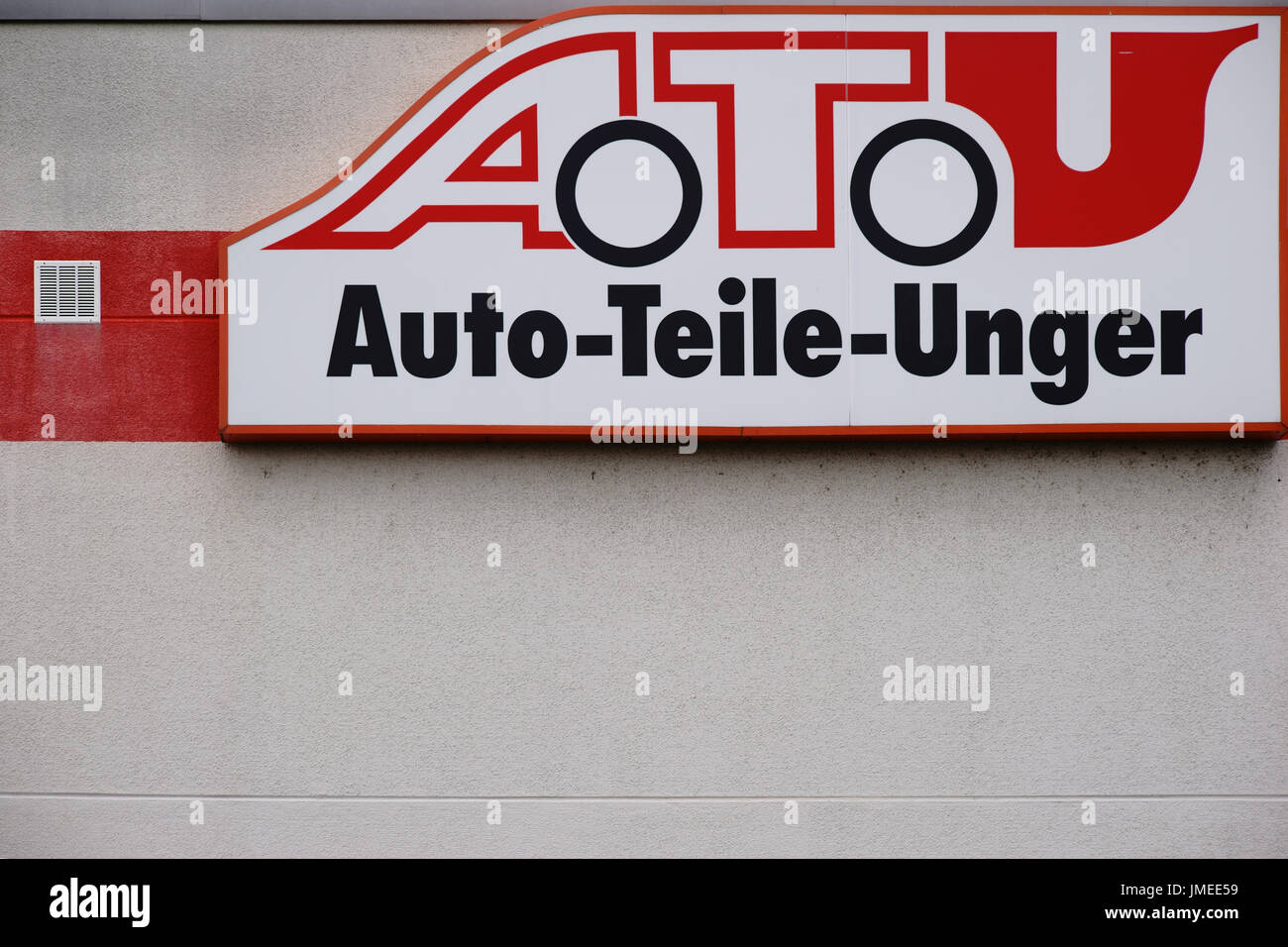 Mainz, Deutschland - 16. Juli 2017: Das Unternehmen Zeichen für die Garage  und reifen Wechsler, ATU Auto Teile Unger, auf der Fassade eines Gebäudes  am 16. Juli 2017 Stockfotografie - Alamy