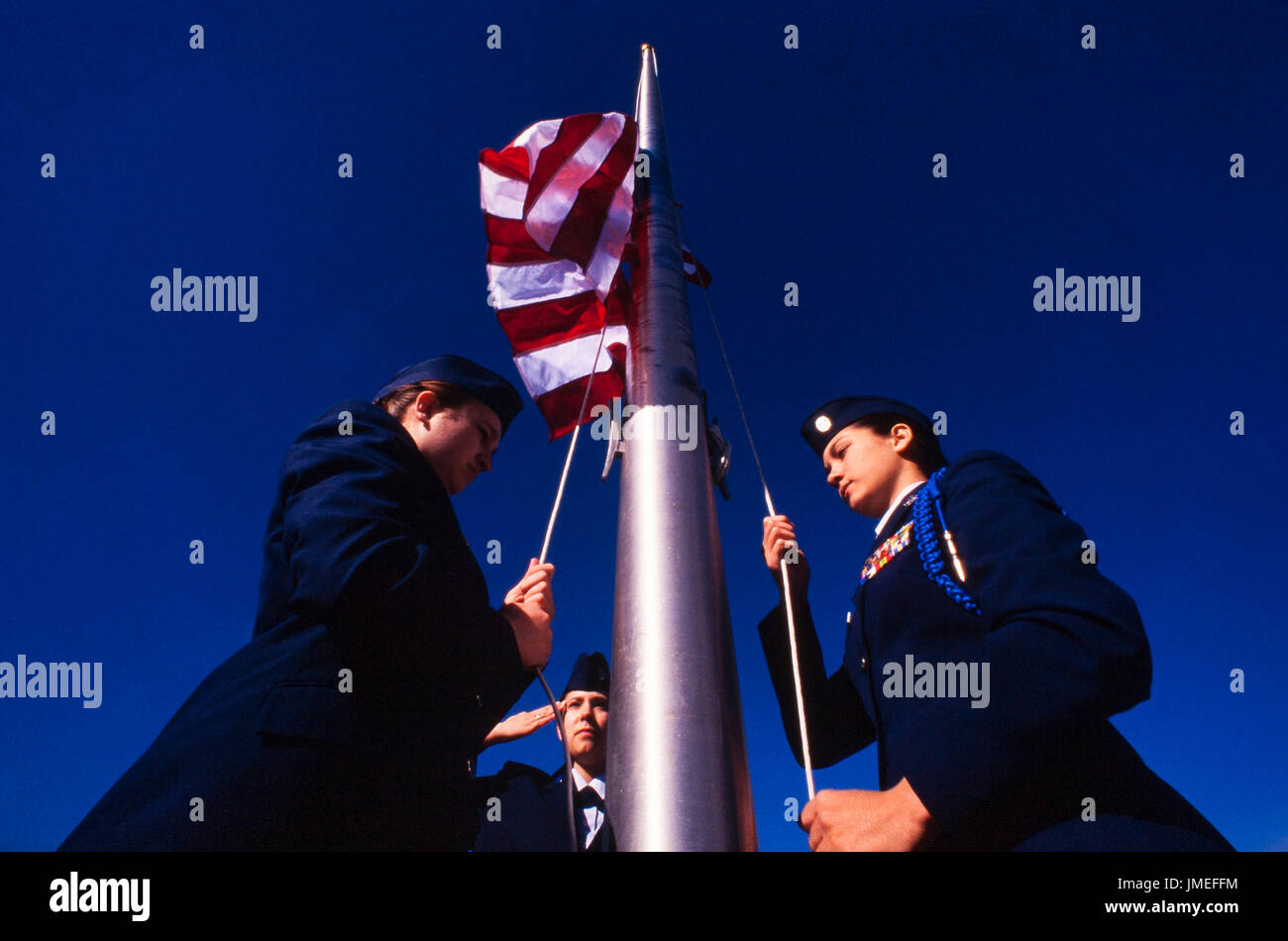 US Flag Anhebung Zeremonie von US Air Force ROTC-Reserve Officer Training Corps - High School Kadetten in Uniform außerhalb ihrer High School Stockfoto