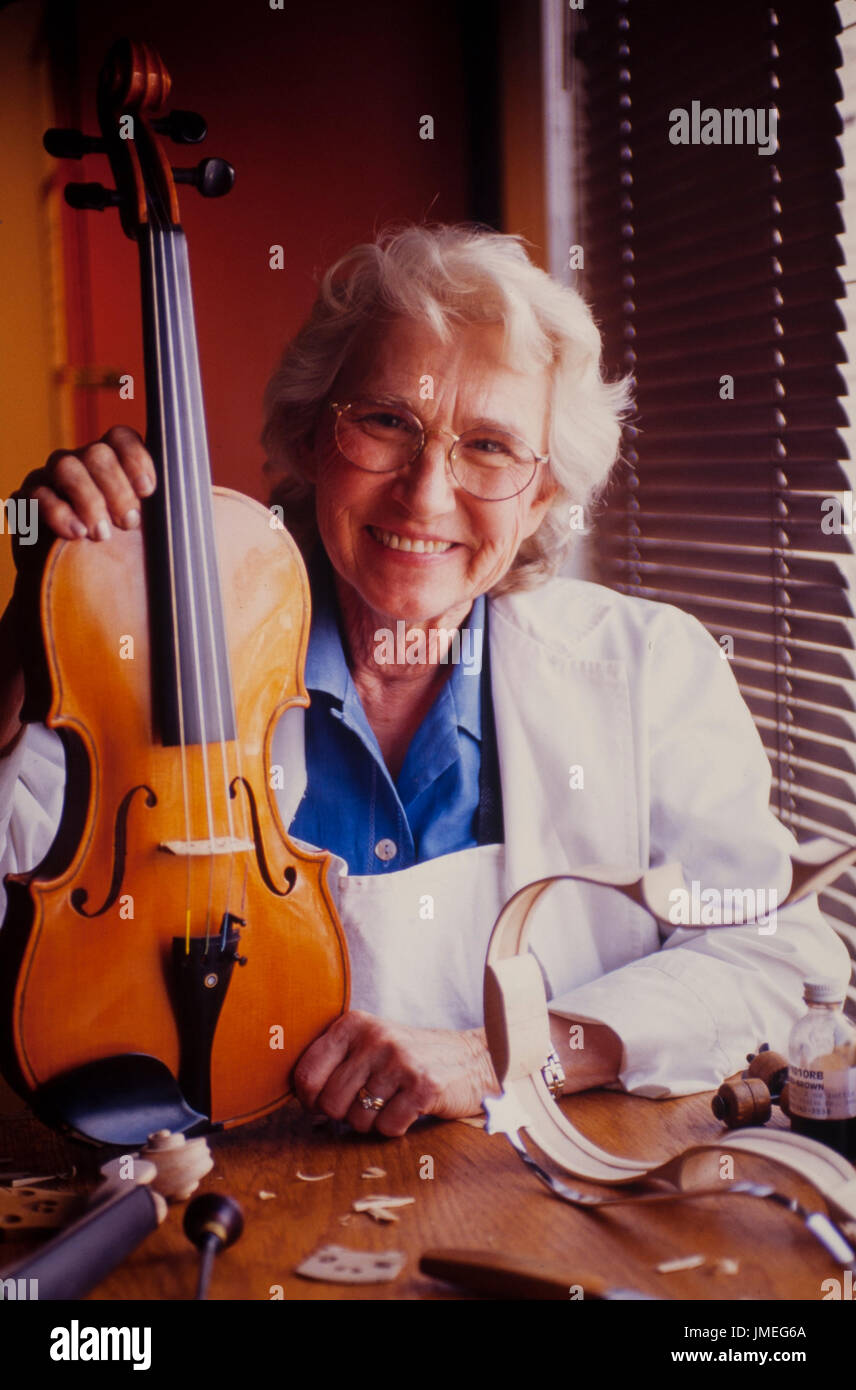 Ruth Esther Evans, ein Geigenbauer in ihrem Walkup-Workshop. Frau Evans verwendet ihre Initialen - R.E - Vorurteil in der männlich dominierten Feld zu umgehen. Stockfoto