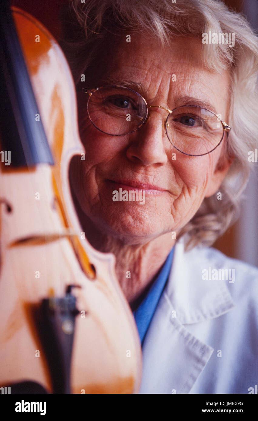 Ruth Esther Evans, ein Geigenbauer in ihrem Walkup-Workshop. Frau Evans verwendet ihre Initialen - R.E - Vorurteil in der männlich dominierten Feld zu umgehen. Stockfoto