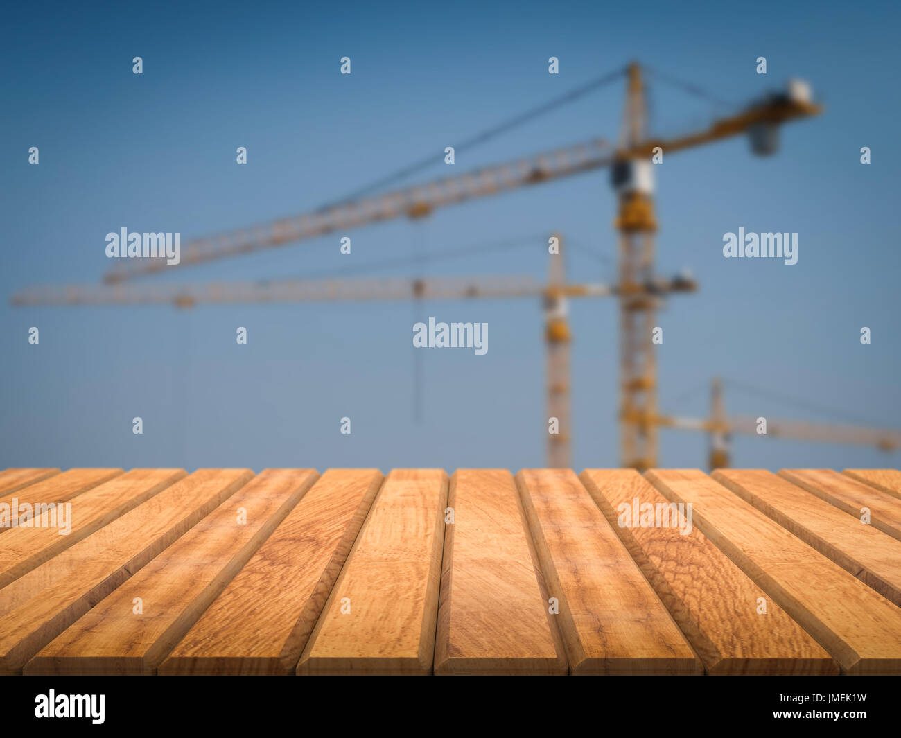 Holzboden mit Bau-Kran-Hintergrund Stockfoto