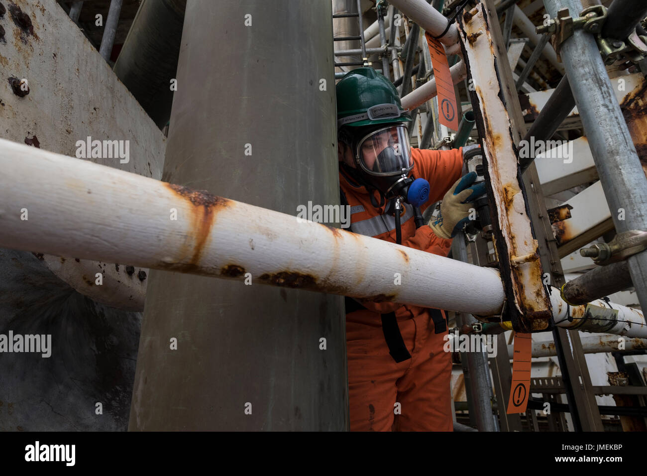 Farbe unbearbeitete Bild eines spanischen Arbeiter auf die Stilllegung der BP Miller in der Nordsee. Credit: LEE RAMSDEN/ALAMY Stockfoto