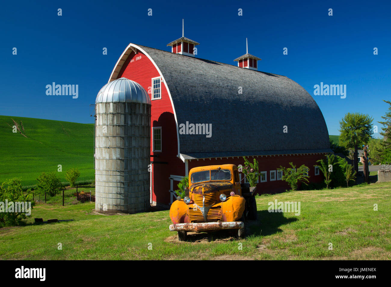 Palouse Scheune mit alten Lastwagen, Whitman County, Palouse Scenic Byway, Washington Stockfoto