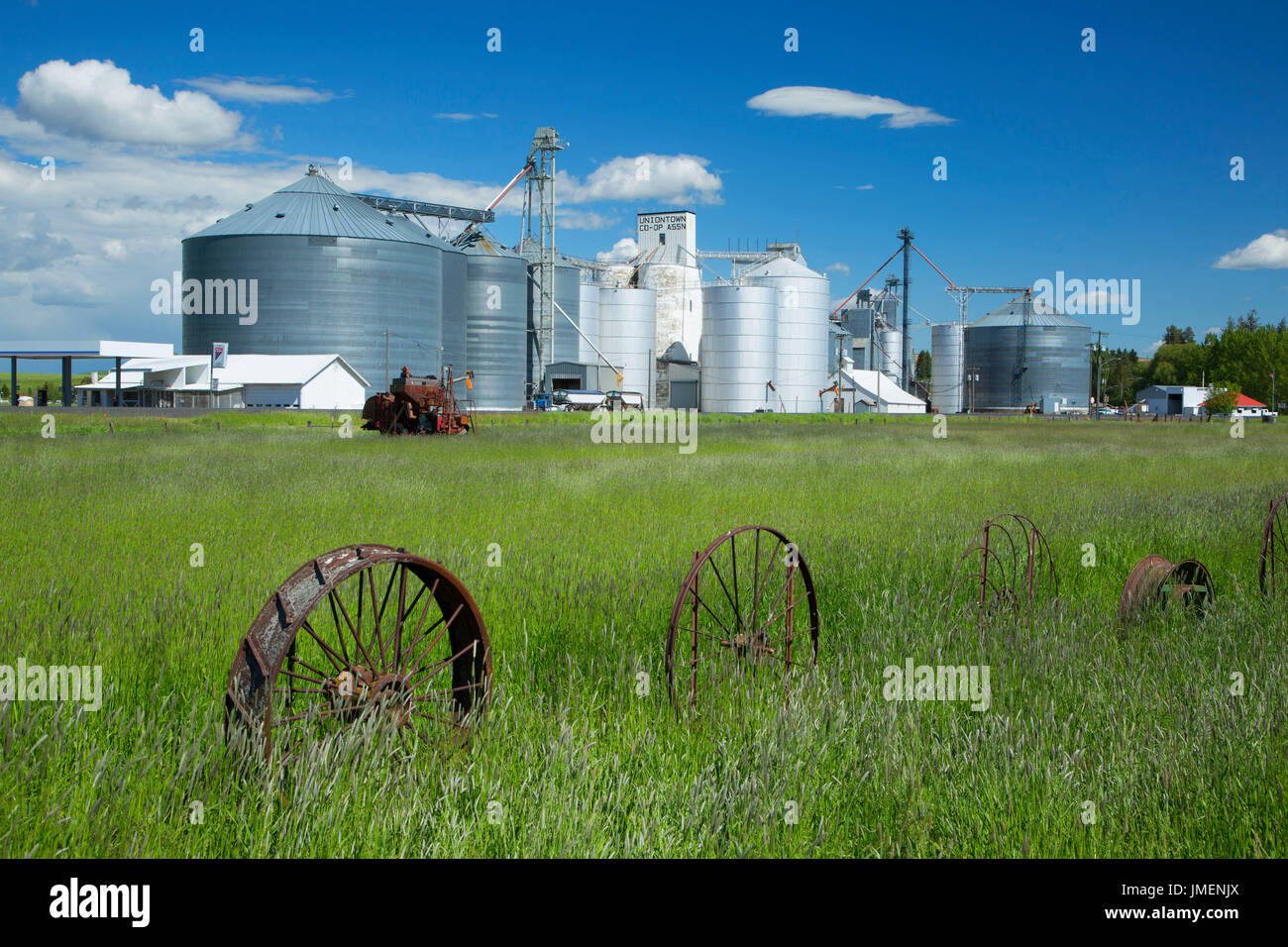 Korn-Kästen mit Dahmen Scheune Wagon Wheel Zaun, Palouse Scenic Byway, Uniontown, Washington Stockfoto