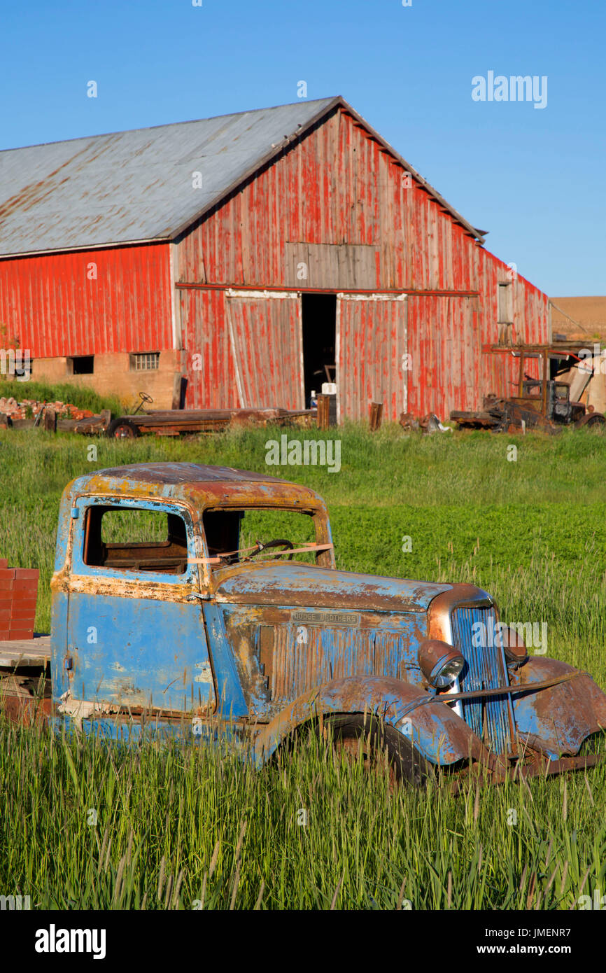 Palouse Scheune mit alten LKW, Palouse Scenic Byway, Whitman County, Washington Stockfoto