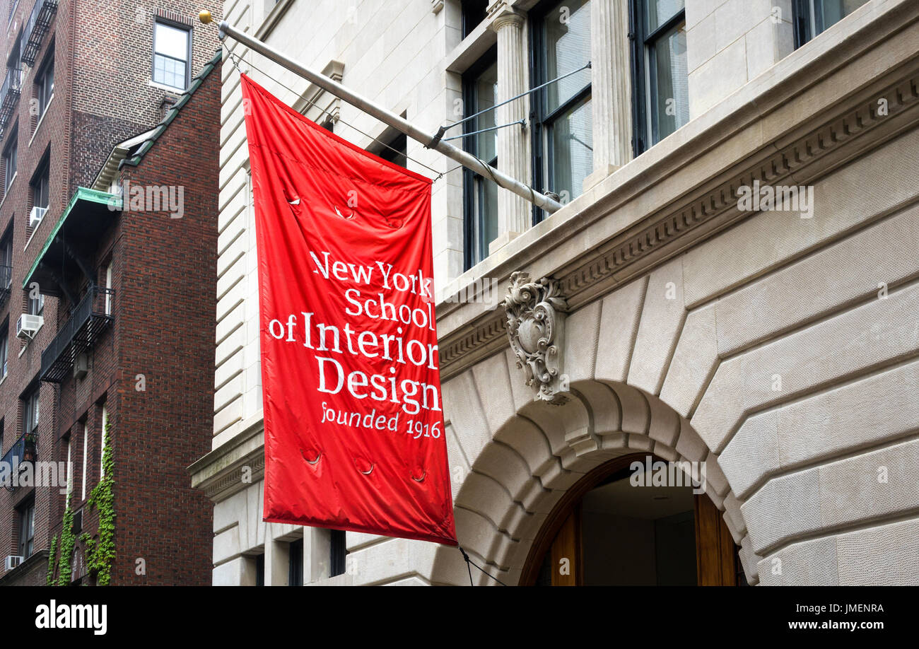 Rot-weiße Flagge am Eingang zur New York School Innenarchitektur, 1916 in New York City gegründet Stockfoto
