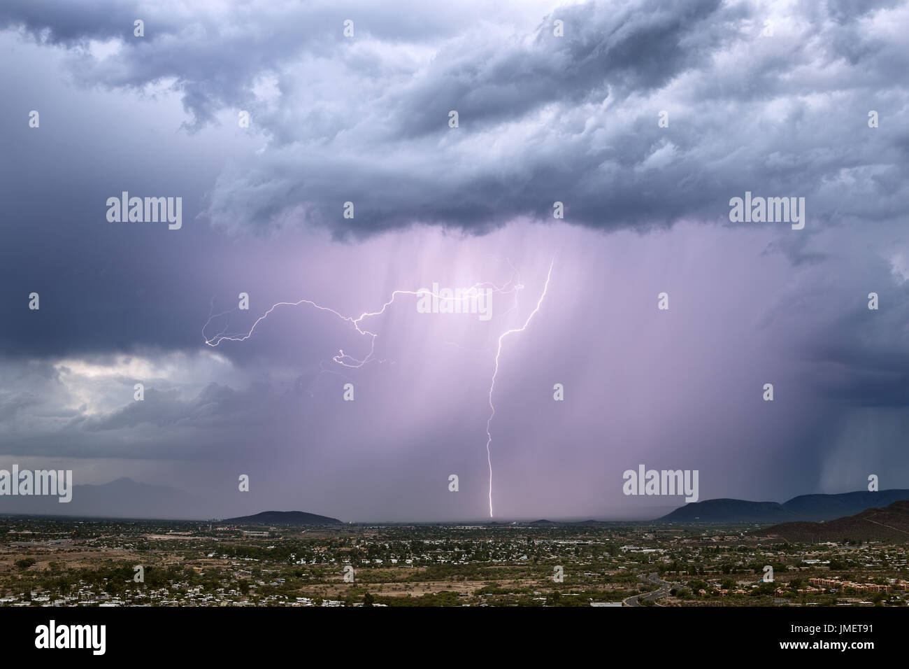 Heftiger Regen und Blitzschlag bei einem Gewitter über Tucson, Arizona Stockfoto