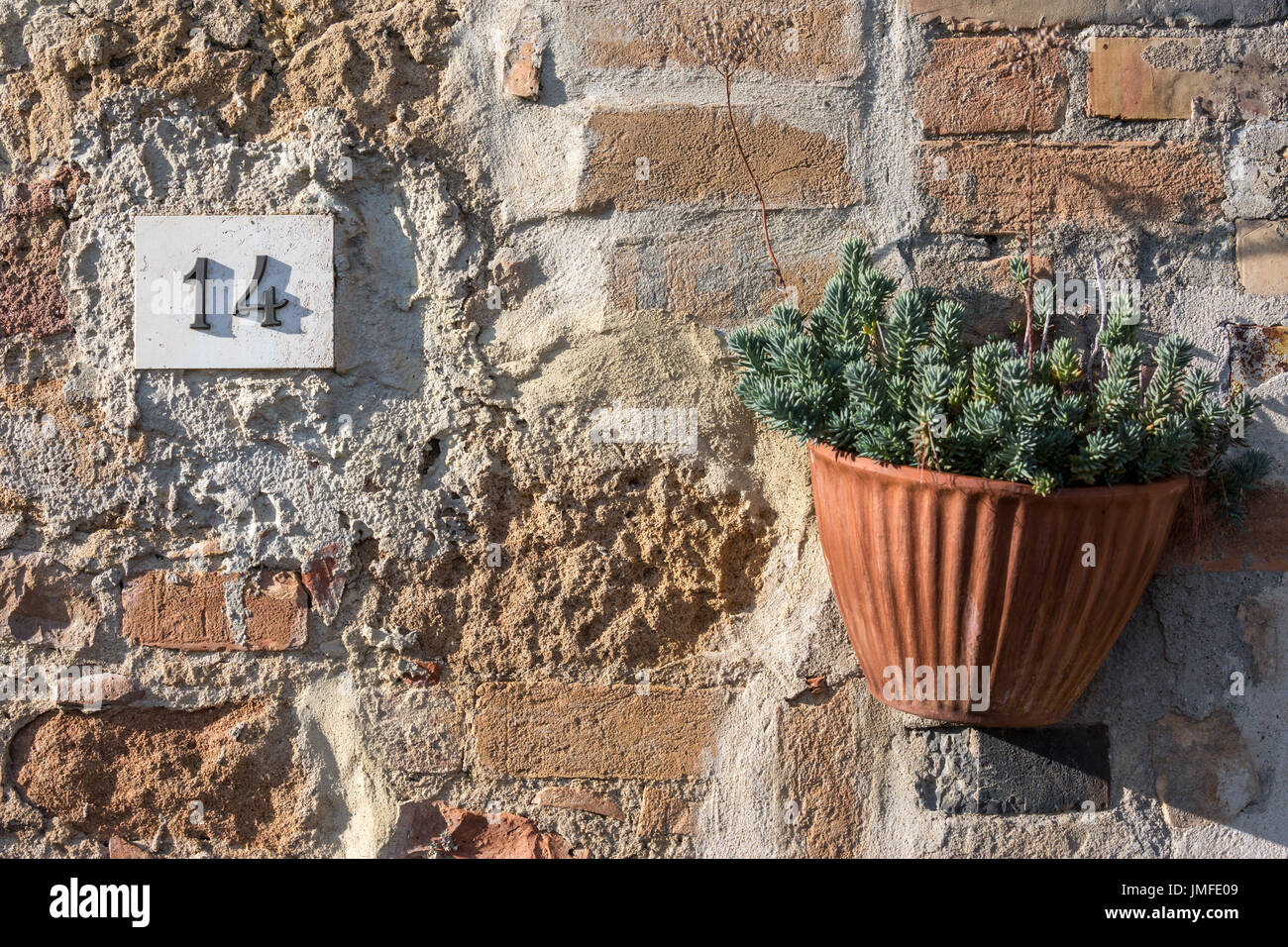 Straßenschild auf einem Haus lesen die Zahl vierzehn Basis aus metallische Ziffern auf einem Marmor gefertigt Stockfoto