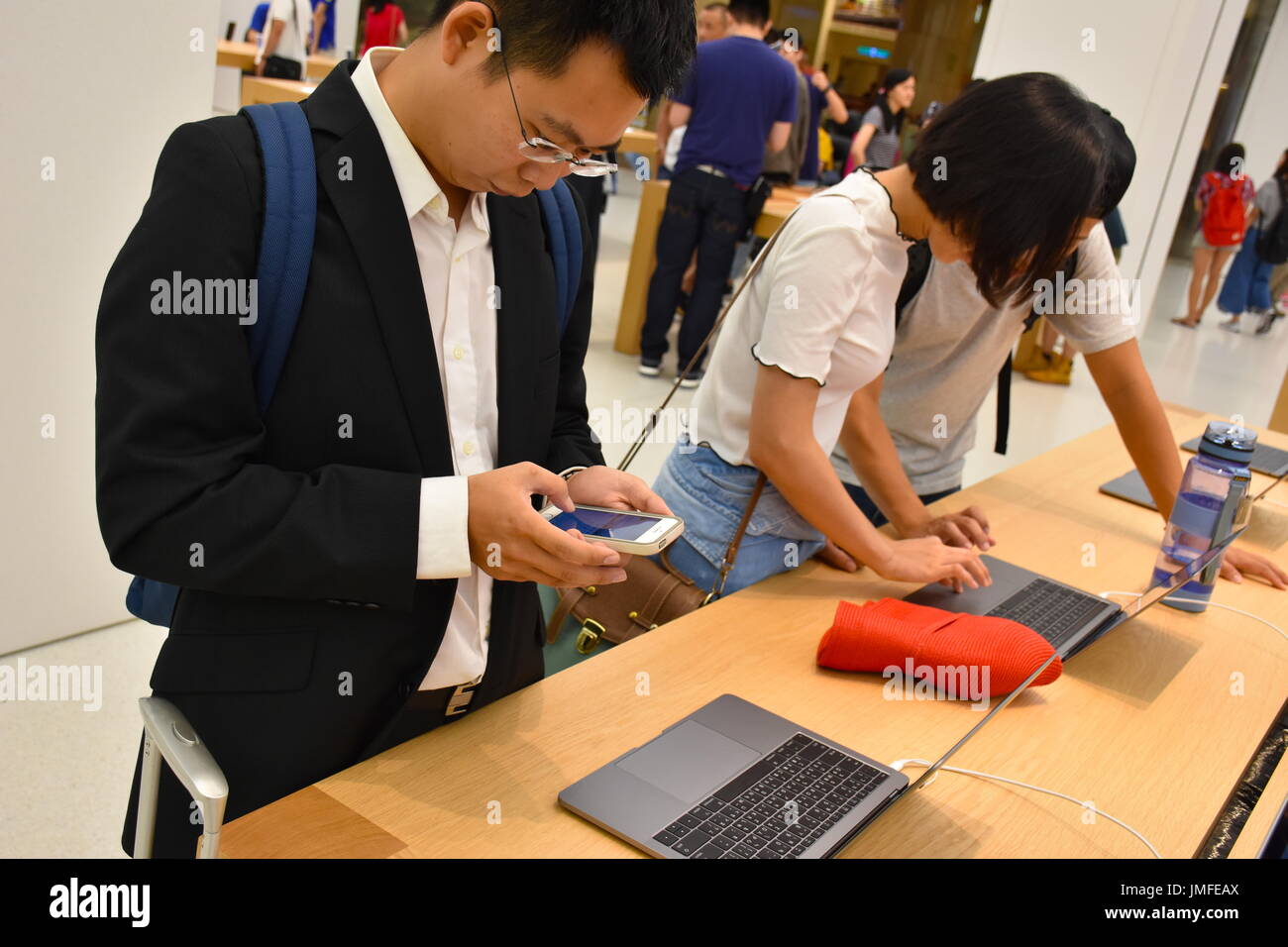 Ein Mann berechnet die Kosten für ein Macbook bei der Eröffnung der 1. Apple-Hauptquartier befindet sich im Gebäude Taipei 101, Taipei, Taiwan. Stockfoto