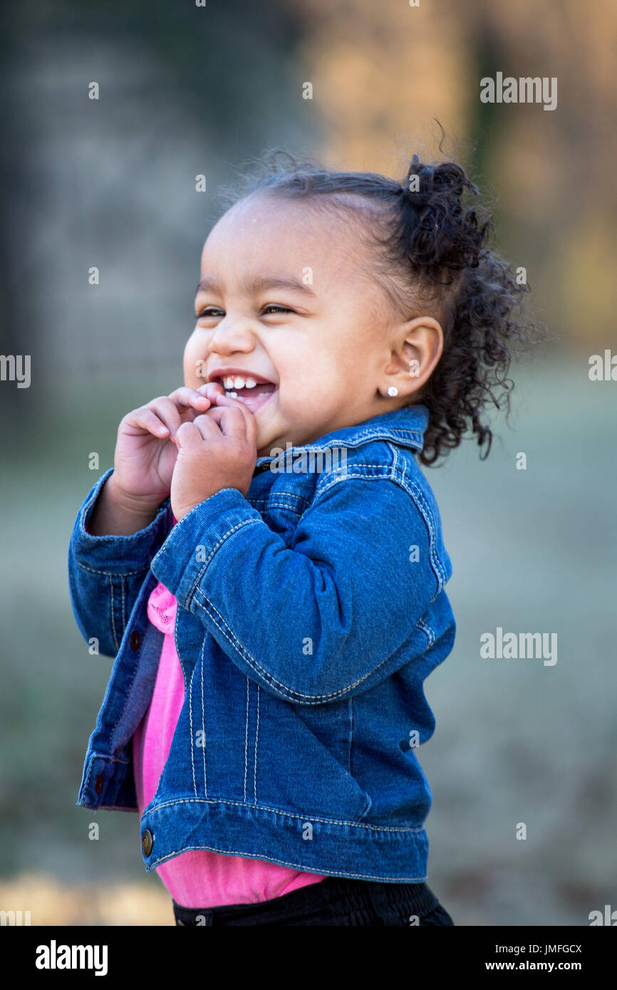 Glücklich Mischlinge kleines Mädchen lächelnd. Stockfoto