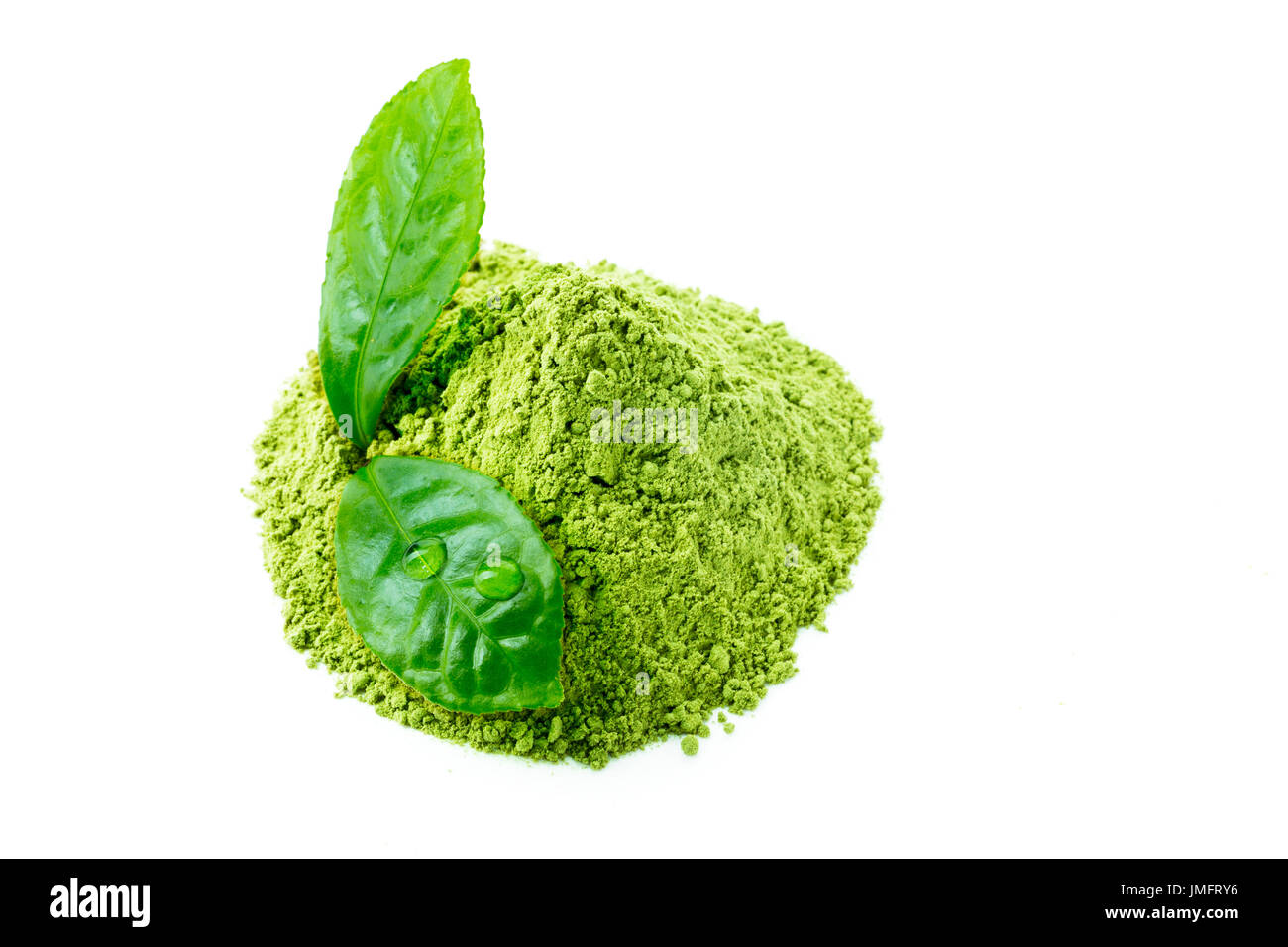 Grünen Matcha Teepulver mit zwei grünen Laub mit Wassertropfen isoliert auf weißem Hintergrund Stockfoto