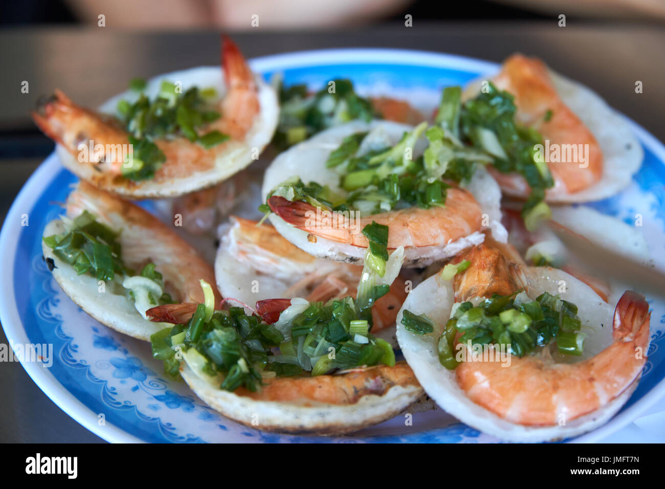 Vietnamesisches Essen und Gemüse auf Teller geben. Nha Trang, Vietnam. Stockfoto