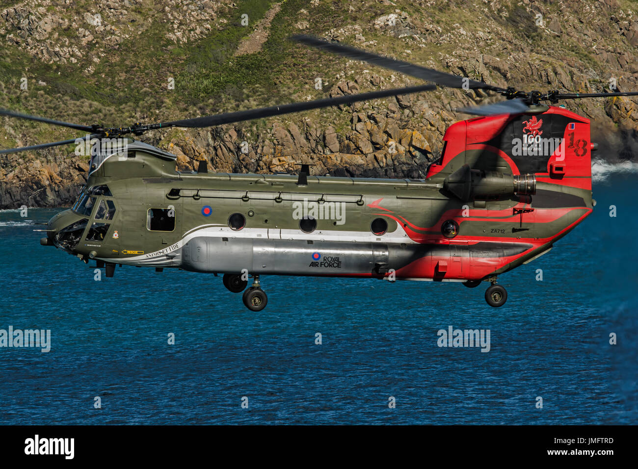 Chinook-Hubschrauber auf der Küste von Cornwall Stockfoto