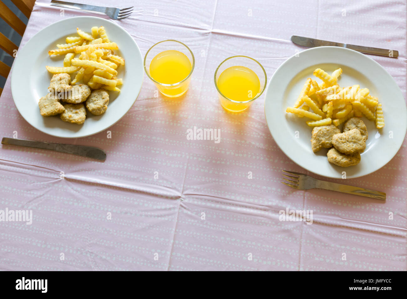 Hähnchen-Nuggets und Pommes oder Pommes frites-Dinner für zwei Modell-Freigabe: Nr.  Property-Release: Nr. Stockfoto