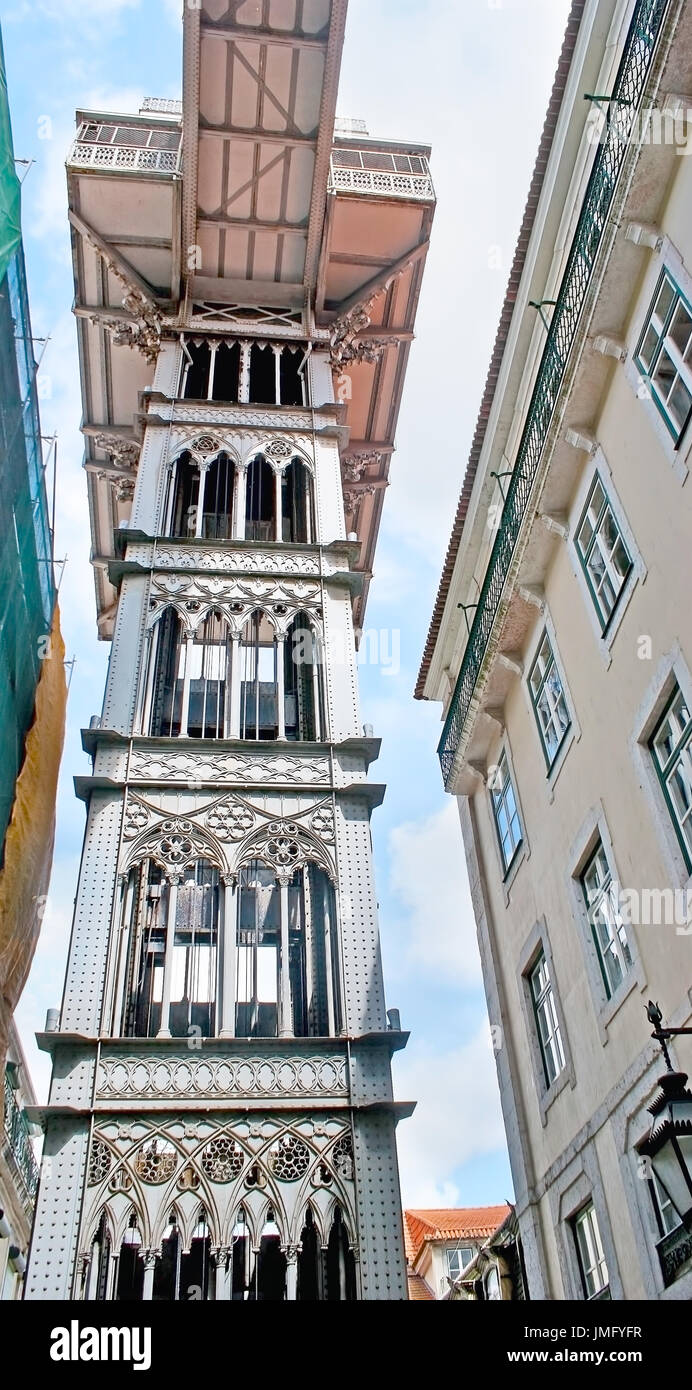 Die Bügeleisen Santa Justa Aufzug ist der bemerkenswerten Wahrzeichen der Stadt, in der Neo-gotischen Stil und in Baixa, Lissabon, Portugal. Stockfoto