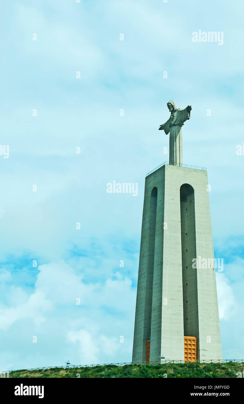 Das Denkmal der Cristo Rei (Christkönig) auf einem Hügel am Ufer des Tejo in Almada, mit Blick auf Lissabon, Portugal. Stockfoto