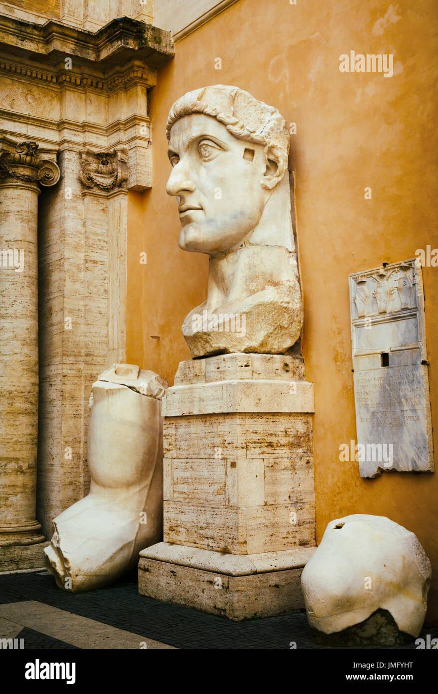 Rom, Italien.  Das Capitoline Museum. Hof des Palazzo dei Conservatori.  Stücke von der Kolossalstatue des Kaisers Constantine.   Die Histo Stockfoto