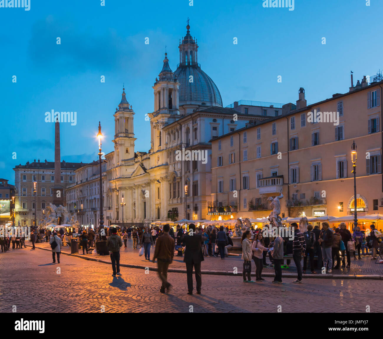 Rom, Italien.  Piazza Navona und der Kirche Sant'Agnese in Agone in der Abenddämmerung. Das historische Zentrum von Rom ist ein UNESCO-Weltkulturerbe. Stockfoto