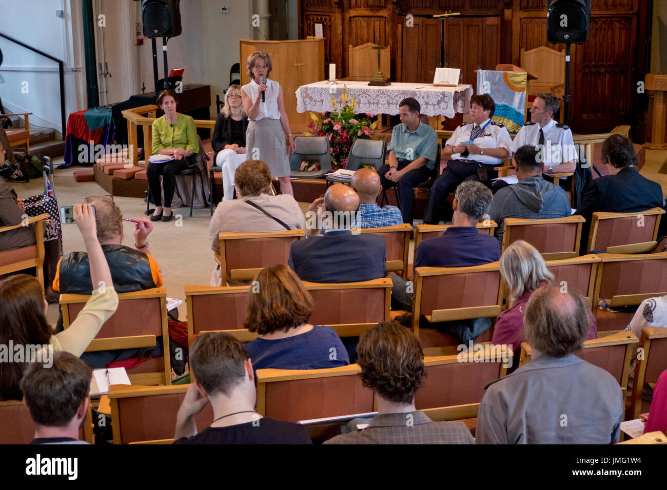 Elizabeth Campbell, der Führer von Kensington und Chelsea Rates reden in öffentlichen Sitzung der Anwohner in Notting Hill Methodist Church in der Nähe der Brandkatastrophe in der Grenfell Tower in London, England, UK Stockfoto